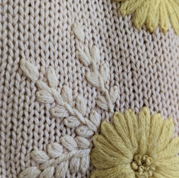 Darling VINTAGE hand-loomed daisy sweater! - Picture 6 of 11